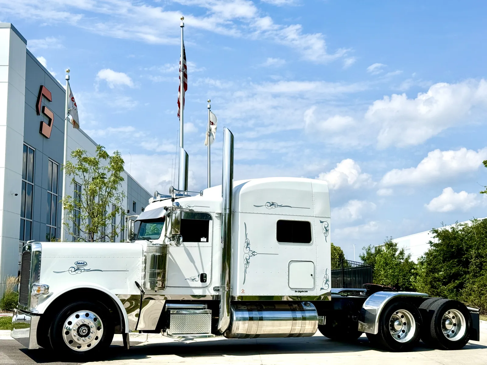 2019 Peterbilt 389 - image 1