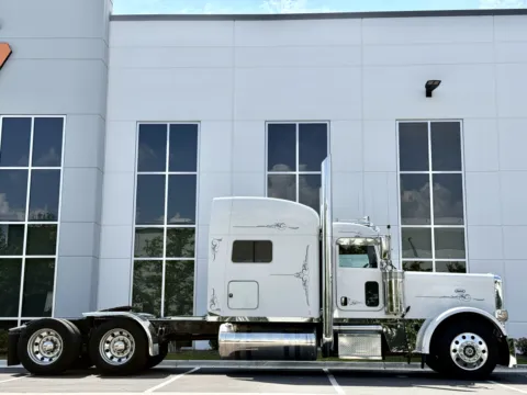 Another view of 2019 PETERBILT 389 for sale in New Lenox, IL at Forge Truck Centers - Illinois