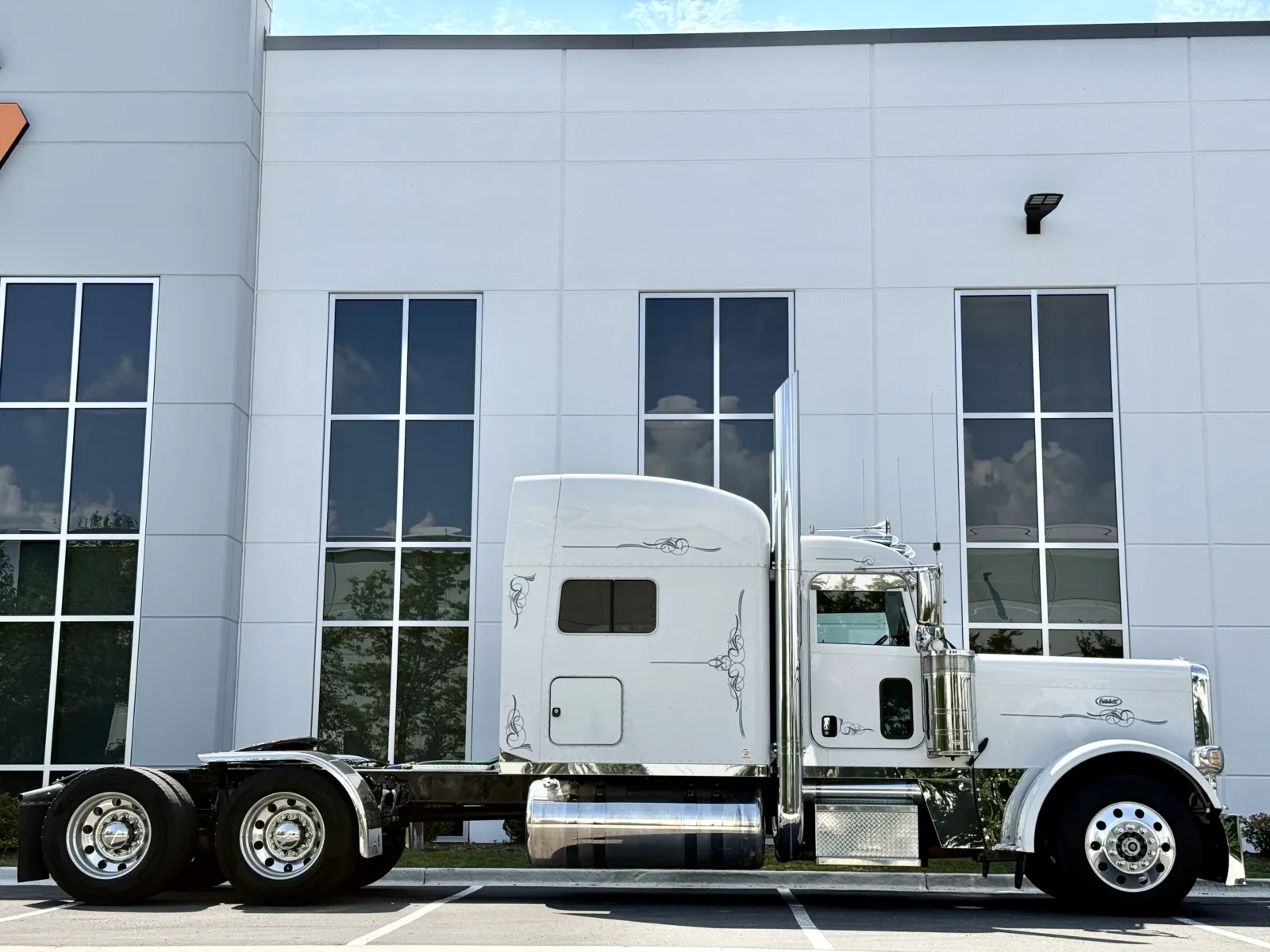2019 Peterbilt 389 - image 3