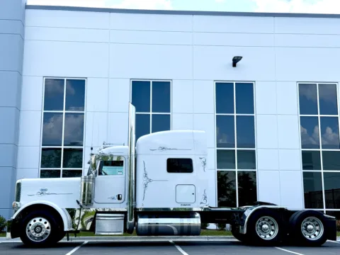 More photos of 2019 PETERBILT 389 at Forge Truck Centers - Illinois, IL