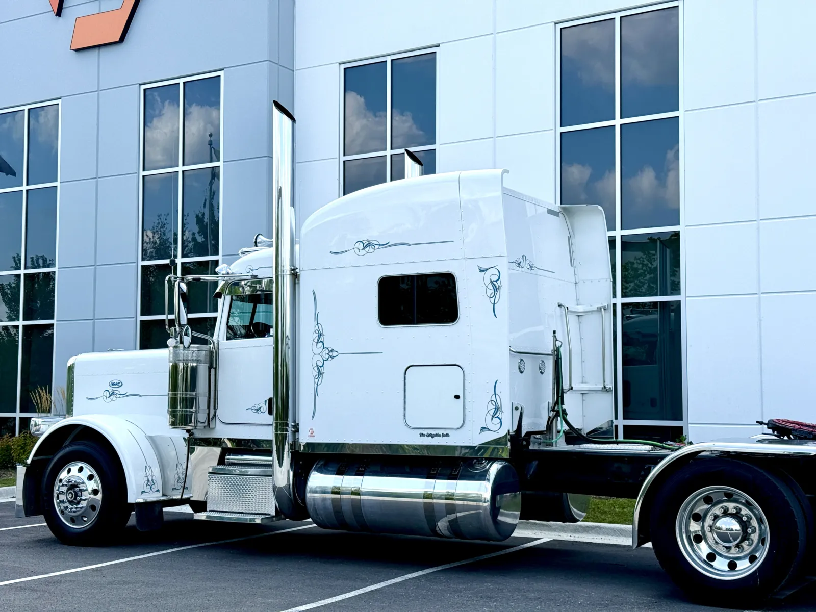 2019 Peterbilt 389 - image 8