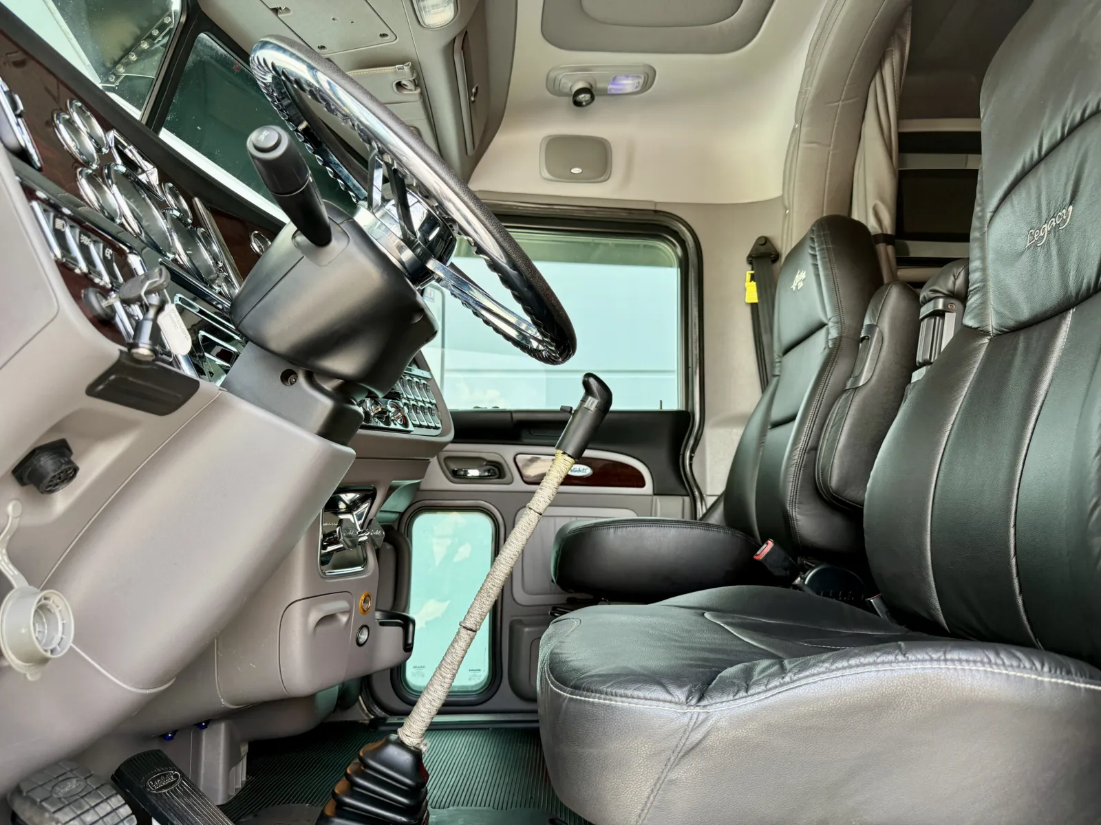 2019 Peterbilt 389 - image 14