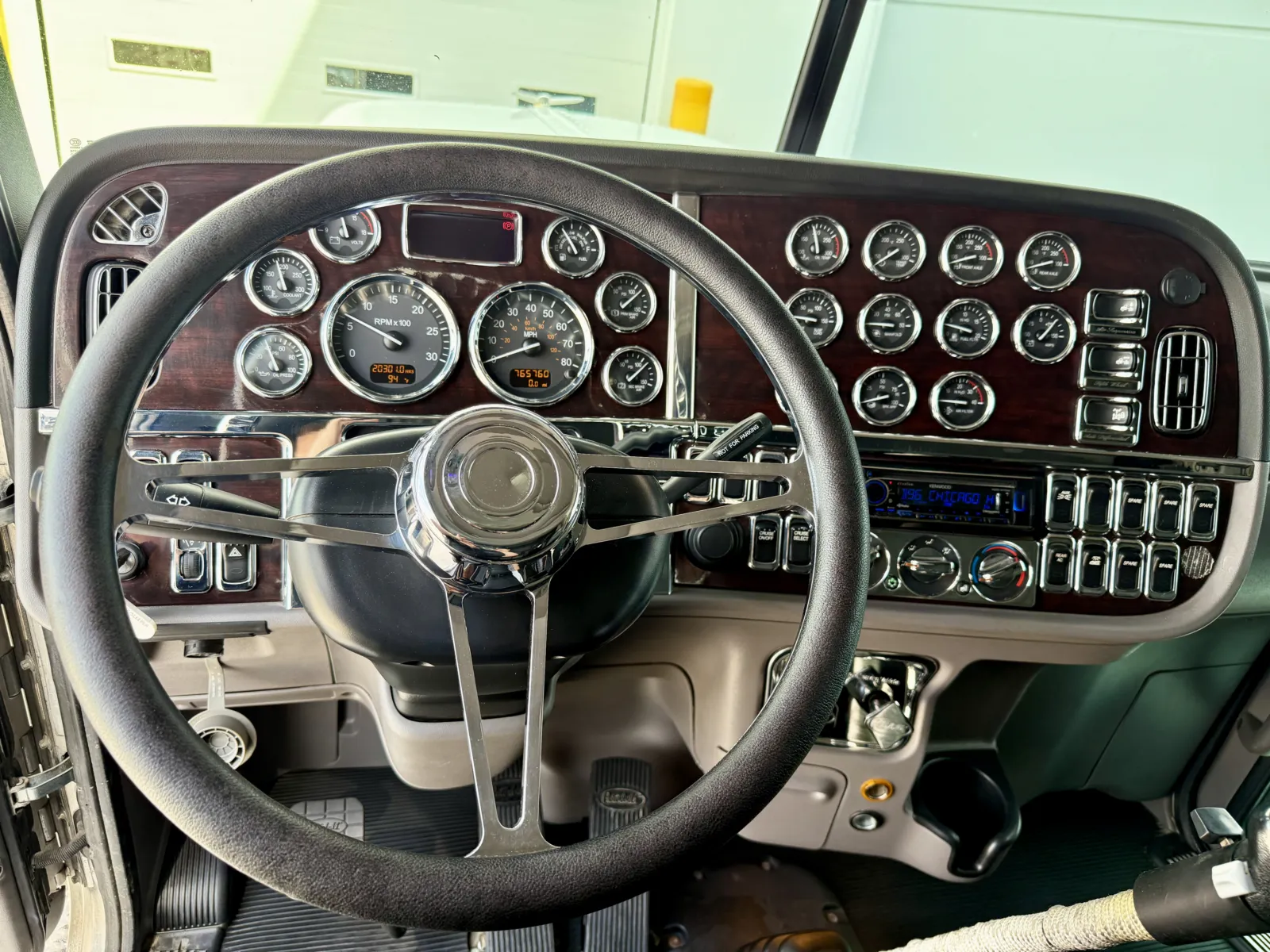 2019 Peterbilt 389 - image 16