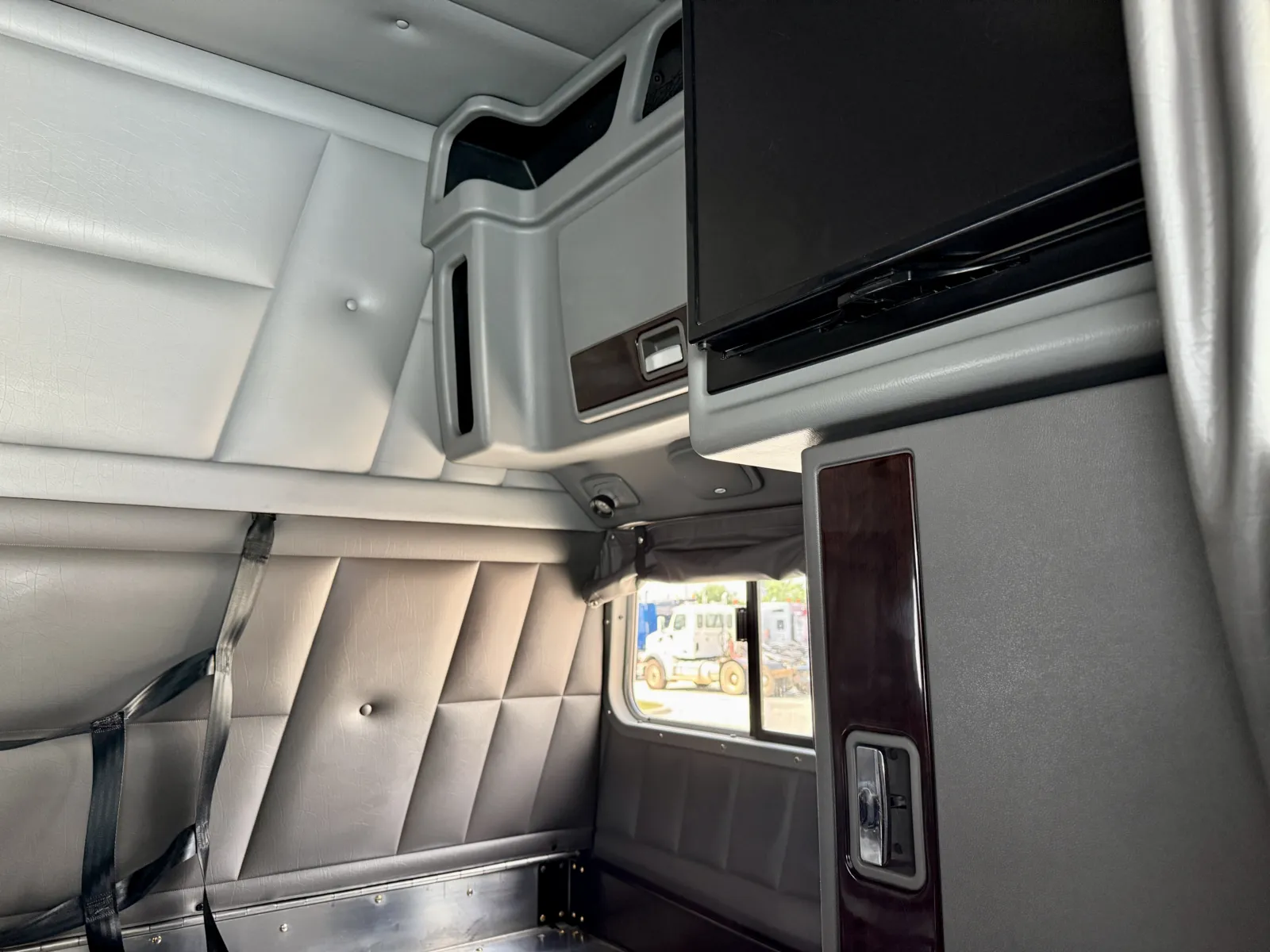 2019 Peterbilt 389 - image 24