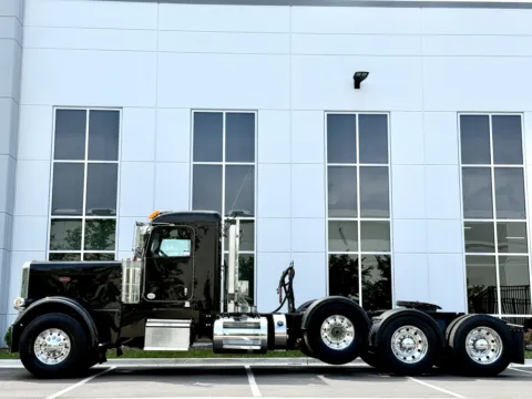 More photos of 2020 PETERBILT 389 at Forge Truck Centers - Illinois, IL