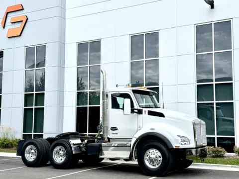 Photos of 2023 KENWORTH T880 for sale in New Lenox, IL at Forge Truck Centers - Illinois