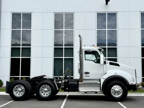 Another view of 2023 KENWORTH T880 for sale in New Lenox, IL at Forge Truck Centers - Illinois