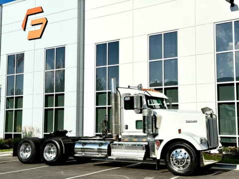 Photos of 2009 KENWORTH W900 for sale in New Lenox, IL at Forge Truck Centers - Illinois