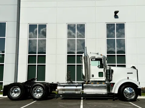 Another view of 2009 KENWORTH W900 for sale in New Lenox, IL at Forge Truck Centers - Illinois