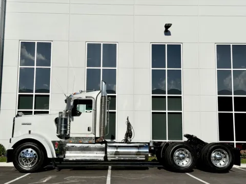 More photos of 2009 KENWORTH W900 at Forge Truck Centers - Illinois, IL