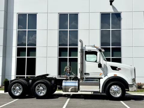 Another view of 2016 PETERBILT 567 for sale in New Lenox, IL at Forge Truck Centers - Illinois