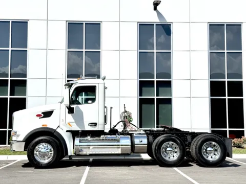 More photos of 2016 PETERBILT 567 at Forge Truck Centers - Illinois, IL