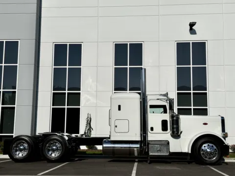 Another view of 2015 PETERBILT 389 for sale in New Lenox, IL at Forge Truck Centers - Illinois