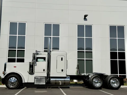 More photos of 2015 PETERBILT 389 at Forge Truck Centers - Illinois, IL