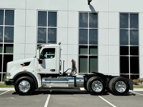 More photos of 2016 PETERBILT 567 at Forge Truck Centers - Illinois, IL
