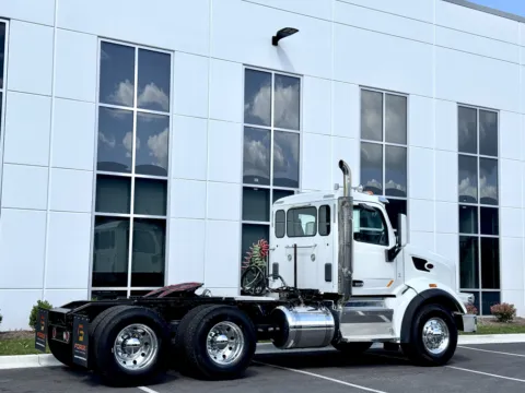 More photos of 2016 PETERBILT 567 at Forge Truck Centers - Illinois, IL