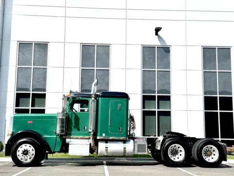 More photos of 2008 PETERBILT 389 at Forge Truck Centers - Illinois, IL