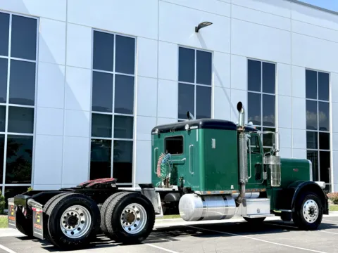 More photos of 2008 PETERBILT 389 at Forge Truck Centers - Illinois, IL