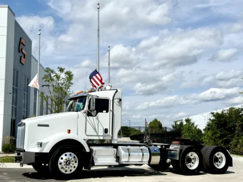 2023 KENWORTH T800 for sale in New Lenox, IL