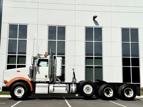 More photos of 2013 PETERBILT 367 at Forge Truck Centers - Illinois, IL