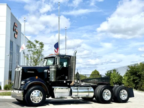 2009 KENWORTH W900 for sale in New Lenox, IL