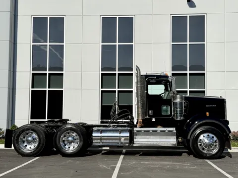 Another view of 2009 KENWORTH W900 for sale in New Lenox, IL at Forge Truck Centers - Illinois