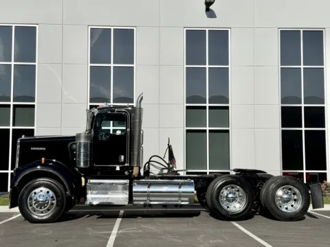 More photos of 2009 KENWORTH W900 at Forge Truck Centers - Illinois, IL