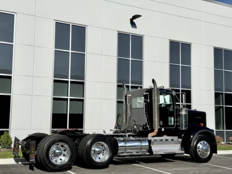 More photos of 2009 KENWORTH W900 at Forge Truck Centers - Illinois, IL