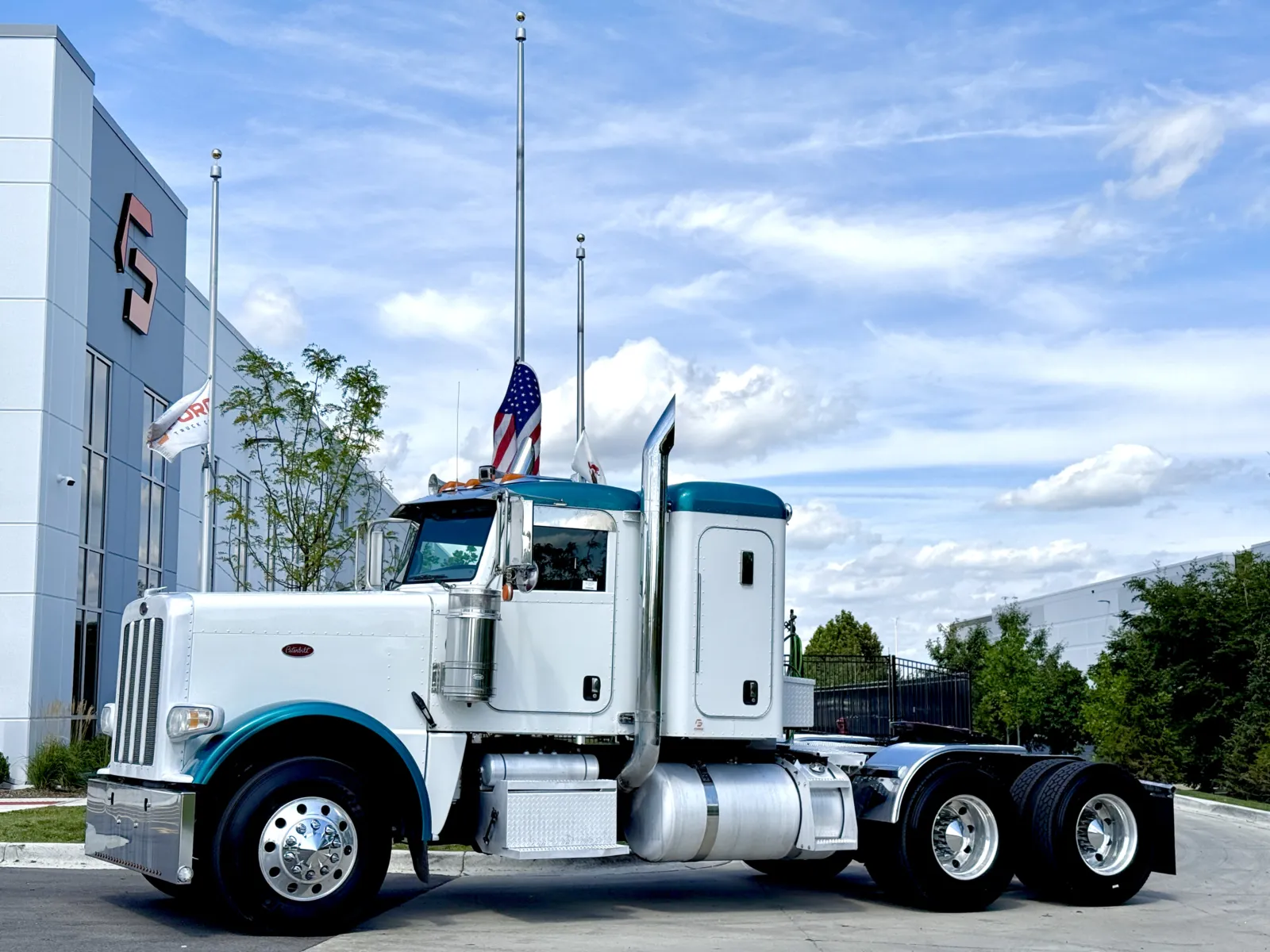 NM様 Used 2013 PETERBILT 389 for sale in New Lenox, IL at Forge Truck