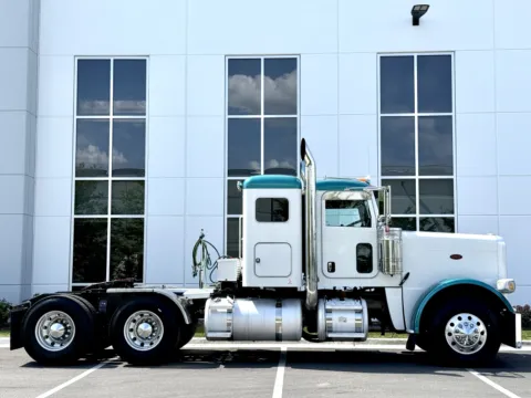 Another view of 2013 PETERBILT 389 for sale in New Lenox, IL at Forge Truck Centers - Illinois