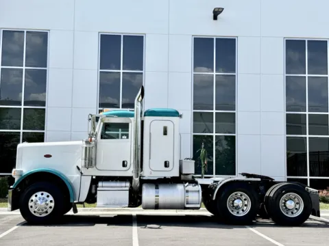 More photos of 2013 PETERBILT 389 at Forge Truck Centers - Illinois, IL