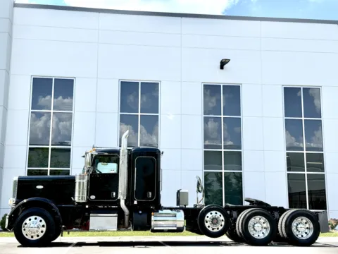 More photos of 2024 PETERBILT 389 at Forge Truck Centers - Illinois, IL
