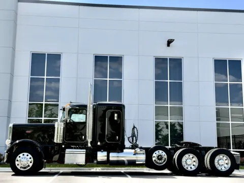 More photos of 2023 PETERBILT 389 at Forge Truck Centers - Illinois, IL