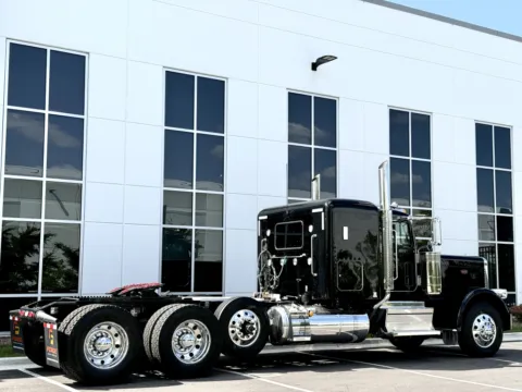 More photos of 2023 PETERBILT 389 at Forge Truck Centers - Illinois, IL
