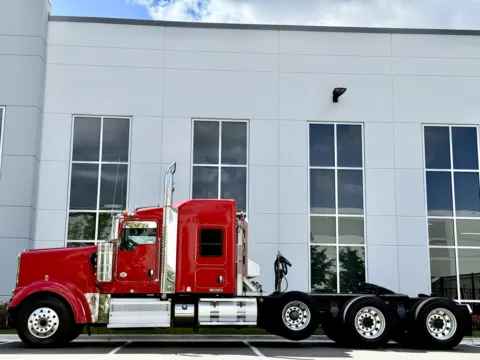 More photos of 2015 KENWORTH W900 at Forge Truck Centers - Illinois, IL