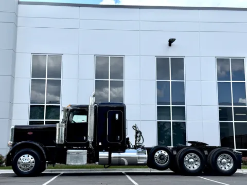 More photos of 2023 PETERBILT 389 at Forge Truck Centers - Illinois, IL