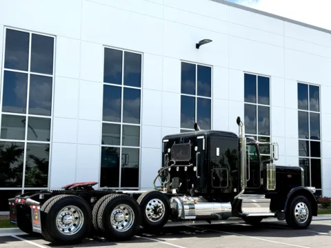 More photos of 2023 PETERBILT 389 at Forge Truck Centers - Illinois, IL