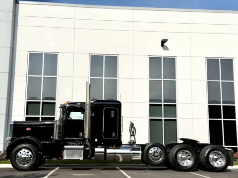 More photos of 2023 PETERBILT 389 at Forge Truck Centers - Illinois, IL