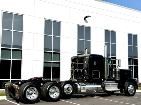 More photos of 2023 PETERBILT 389 at Forge Truck Centers - Illinois, IL