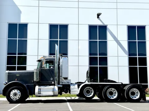 More photos of 2002 PETERBILT 379 at Forge Truck Centers - Illinois, IL