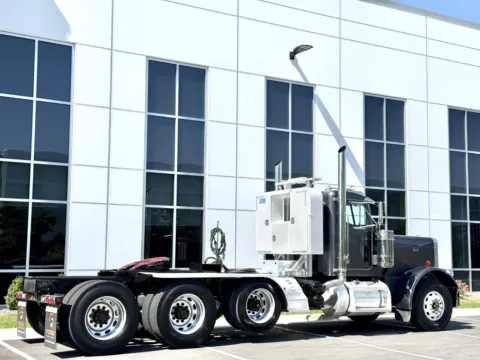 More photos of 2002 PETERBILT 379 at Forge Truck Centers - Illinois, IL