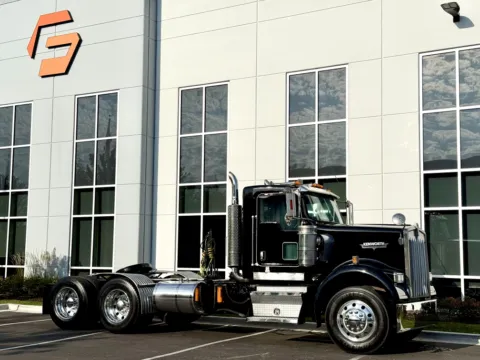 Photos of 2005 KENWORTH W900 for sale in New Lenox, IL at Forge Truck Centers - Illinois