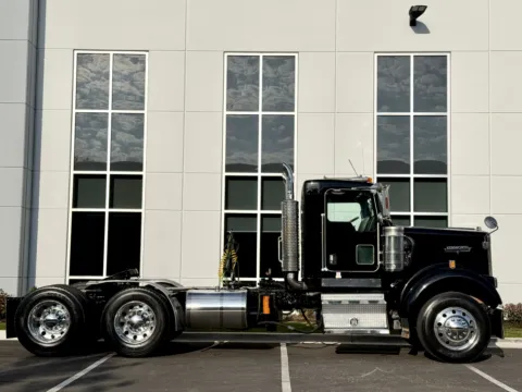 Another view of 2005 KENWORTH W900 for sale in New Lenox, IL at Forge Truck Centers - Illinois