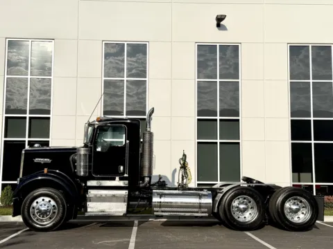 More photos of 2005 KENWORTH W900 at Forge Truck Centers - Illinois, IL
