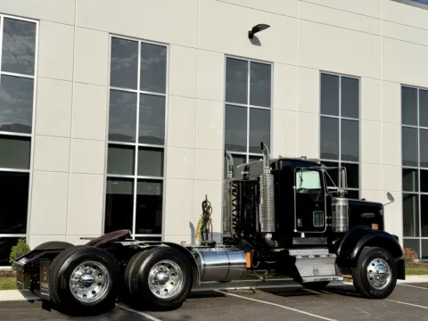 More photos of 2005 KENWORTH W900 at Forge Truck Centers - Illinois, IL