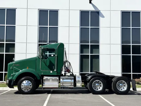 More photos of 2017 KENWORTH T800 at Forge Truck Centers - Illinois, IL