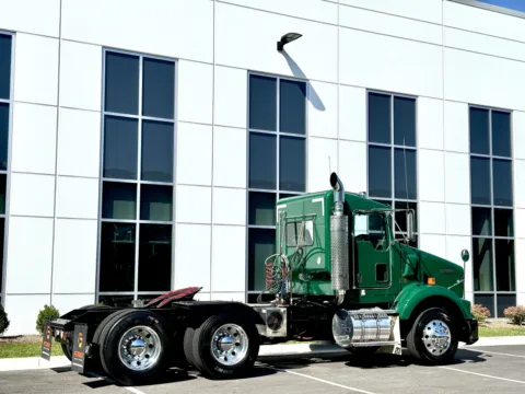 More photos of 2017 KENWORTH T800 at Forge Truck Centers - Illinois, IL