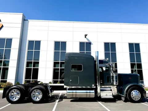 Another view of 2015 PETERBILT 389 for sale in New Lenox, IL at Forge Truck Centers - Illinois