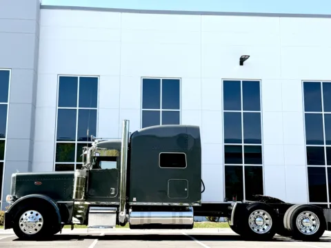 More photos of 2015 PETERBILT 389 at Forge Truck Centers - Illinois, IL