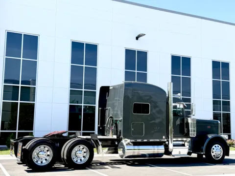 More photos of 2015 PETERBILT 389 at Forge Truck Centers - Illinois, IL